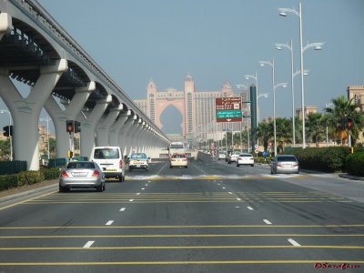 ruas de Dubai, ao fundo o portal do Atlantis