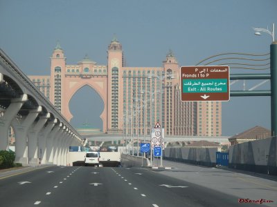ruas de Dubai, ao fundo o portal do Atlantis