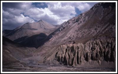 Deformed sedimentary units near Bao Morales.