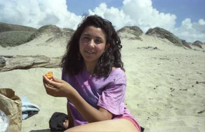 1988 Pescadero Beach (CA), Patsy picnicing