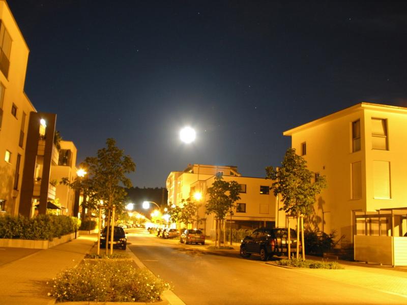 lowest_full_moon_2005_06_21.jpg
