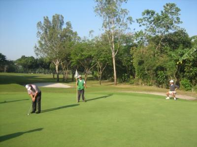 Vic putting........Med sitting.........