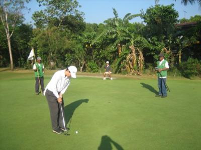 Jonnie showing Vic how to make birdies!!!