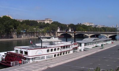 Cruise boats on the Seine