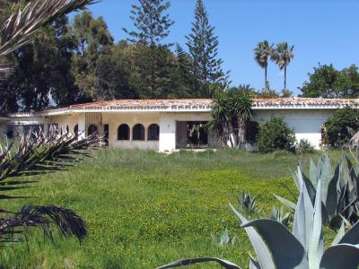 Abandoned villa near the Atalaya Park Hotel