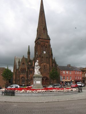 Robert Burns statue and Greyfriars Church, center of Dumfries
