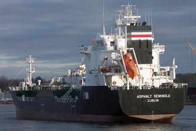 Asphalt Semiole, bulk carrier, arriving