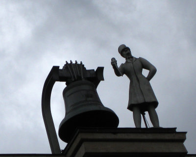 Figure on the top of Le Carillon