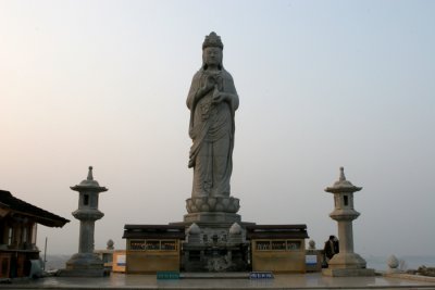 statue_at_yang_yang.jpg