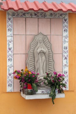 Detalle de Altar a un Costado de la Iglesia