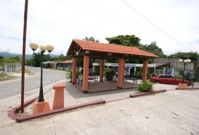 Para de Bus En la Ruta a Puerto Barrios (CA-9)