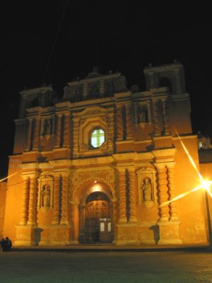 Vista Nocturna de la Iglesia Catolica