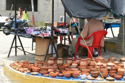 Venta de Ceramica en el Mercado Local