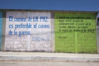 Murales Pacifistas a la Entrada de la Poblacion