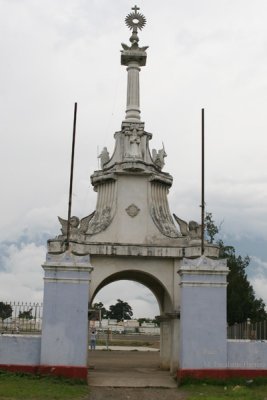Monumento Frente al Area Deportiva y Cementerio