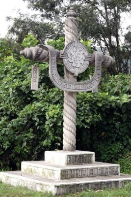 Singular Monumento a la Entrada al Poblado