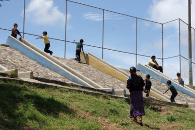 Nios Juegan en el Area Deportiva del Poblado