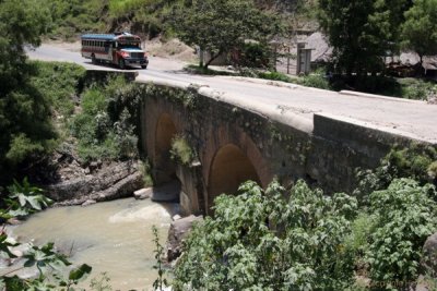 Puente Antiguo en la Carretera a la Cabecera