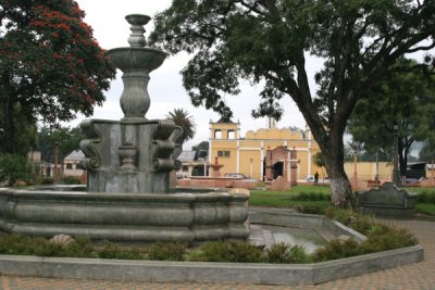 Parque e Iglesia Catolica de la Cabecera