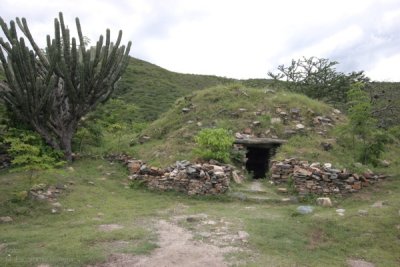 Monticulos en el Centro Arqueologico Guaytan