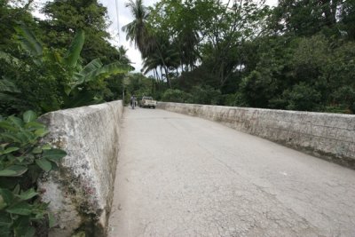 Puente de Piedra Antiguo Sobre el Rio Aguayel
