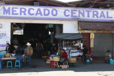 Entrada Principal del Mercado Local