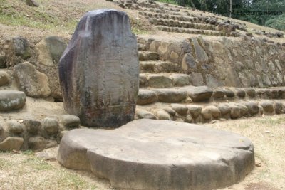 Estela Principal  (calendario) y Altar en Piedra Solida