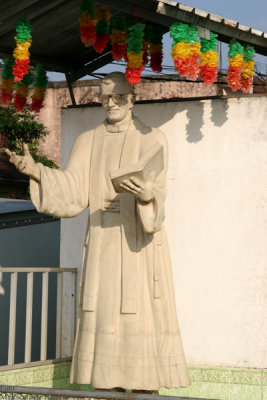 Estatua del Reverendo Cayetano Bertoldo Mena, Benefactor de Pueblo