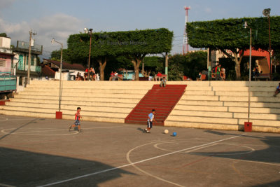 Cancha Para Basquetbol en el Parque Central