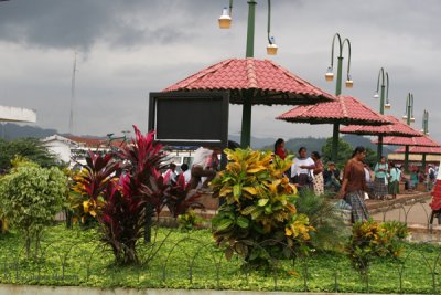 Area Exterior del Mercado Local y Terminal de Buses