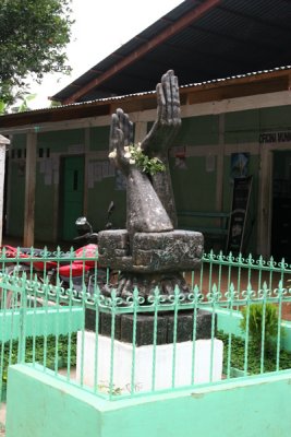 Monumento a la Paz Frente a la Municipalidad