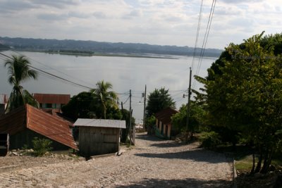 Calle Hacia el Lago Peten Itza