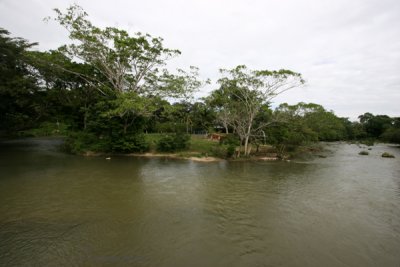 Rio Mopan en la Frontera entre Guatemala y Belice