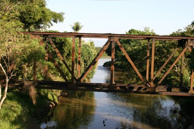 Puente Abandonado del Tren a la Entrada de la Ciudad