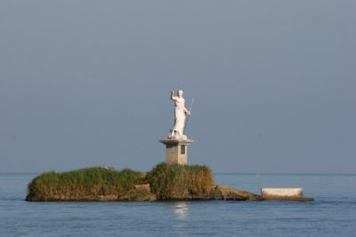 Estatua en una Pequea Isla, en la Playa Barique