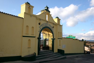 Ingreso al Cementerio Local