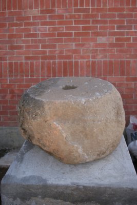 Pieza  Arqueologica Frente a la Iglesia
