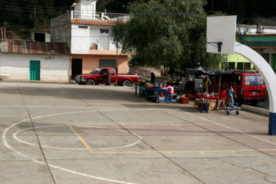 Cancha de Basquetbol al Centro del Poblado