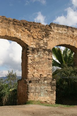 Arcos Antiguos Sobre la Ruta a la Cabecera