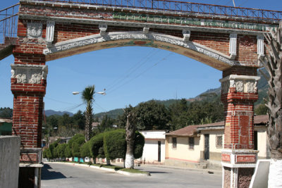 Pasarela y Arco de Ingreso al Centro Urbano