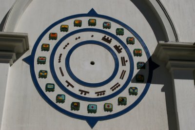 Detalle del Reloj Maya en la Fachada de la Iglesia