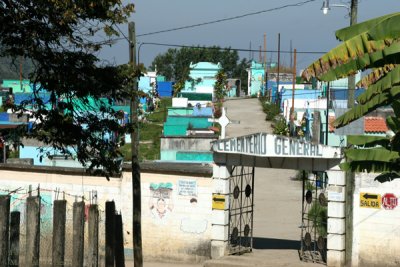 Ingreso al Cementerio Local