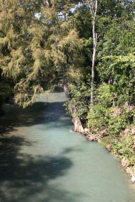 Rio Azul que Atraviesa la Ruta a Esta Cabecera