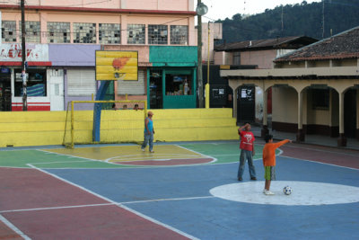 Cancha Deportiva en el Parque Central
