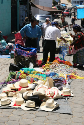 Venta de Sombreros en el Mercado Local