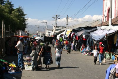 Calle Frente al Mercado Local