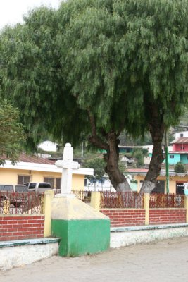 Cruz Frente a la Iglesia