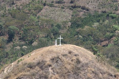 Cruz y Virgen en la Cuspide del Cerro Cercano a la Cabecera