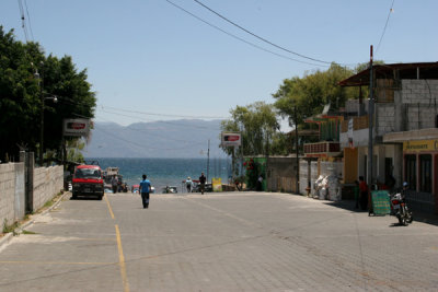 Calle Principal al Muelle Oriental de la Cabecera