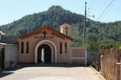 Ingreso al Cementerio Local